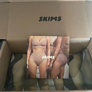 SKIMS Sculpting Mid Waist Thong